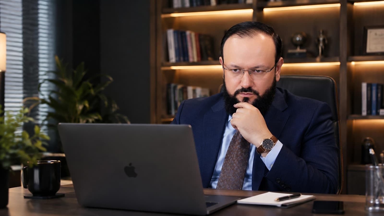 Erkin Salixov noutbuk orqali onlayn konsultatsiya oʻtkazmoqda
